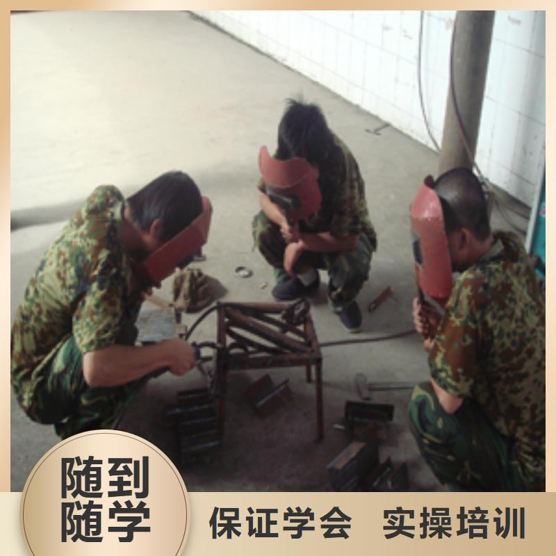 电气焊虎振挖掘机学校报名优惠